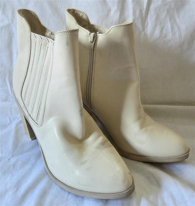 NWOT Mia 7 Western Stack Heel Faux Leather Woven Ankle Boot Booties Ivory 129964