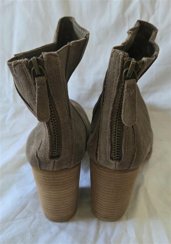 NWOTD Urban Outfitters Suede Stacked Heel Ankle Boots Taupe 129968