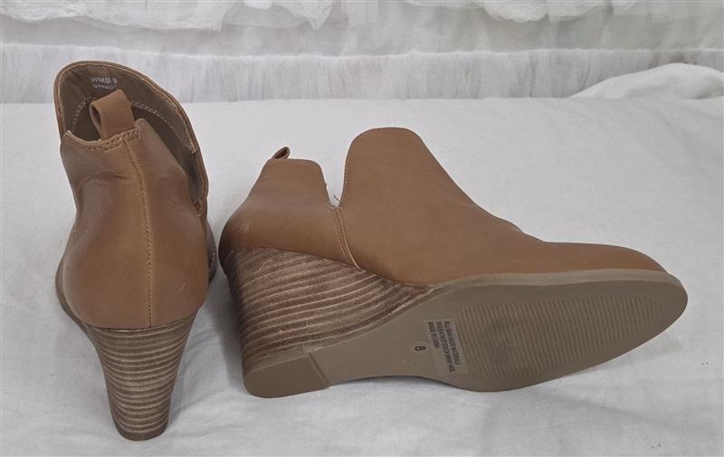 NWOT Report 8 Gabott Cut Out Brown Booties Ankle Boots 130249