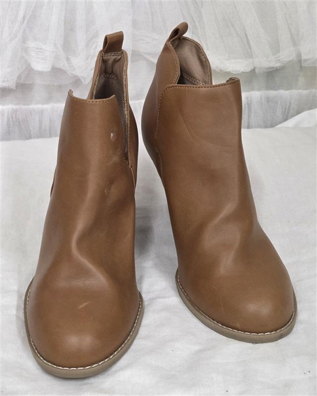 NWOT Report 8 Gabott Cut Out Brown Booties Ankle Boots 130249