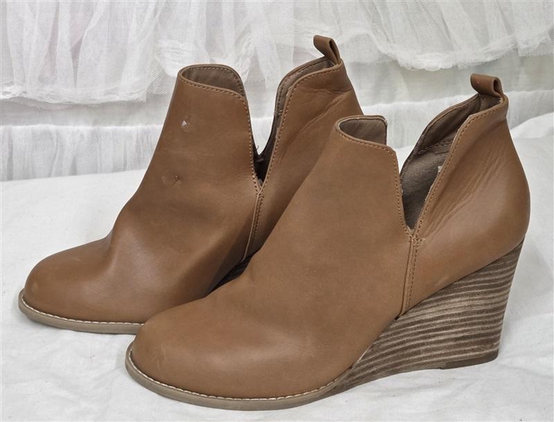 NWOT Report 8 Gabott Cut Out Brown Booties Ankle Boots 130249