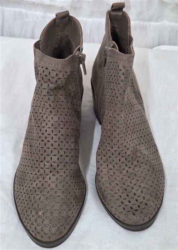 NWOTD Market Spruce 8 Qwin Pierced Side Ankle Booties Taupe 130255