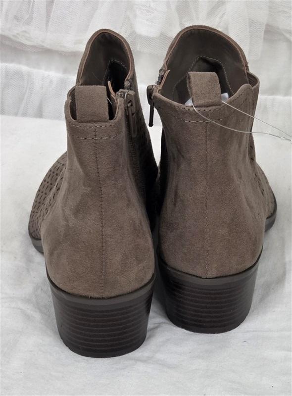 NWOTD Market Spruce 8 Qwin Pierced Side Ankle Booties Taupe 130255