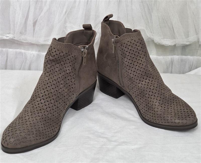 NWOTD Market Spruce 8 Qwin Pierced Side Ankle Booties Taupe 130255