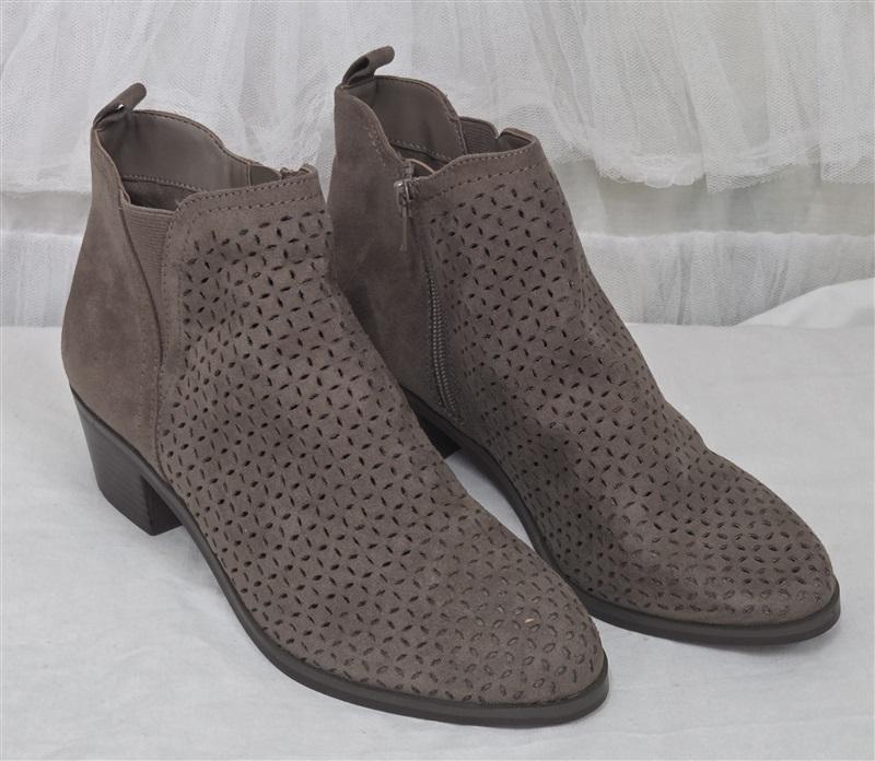 NWOTD Market Spruce 8 Qwin Pierced Side Ankle Booties Taupe 130255
