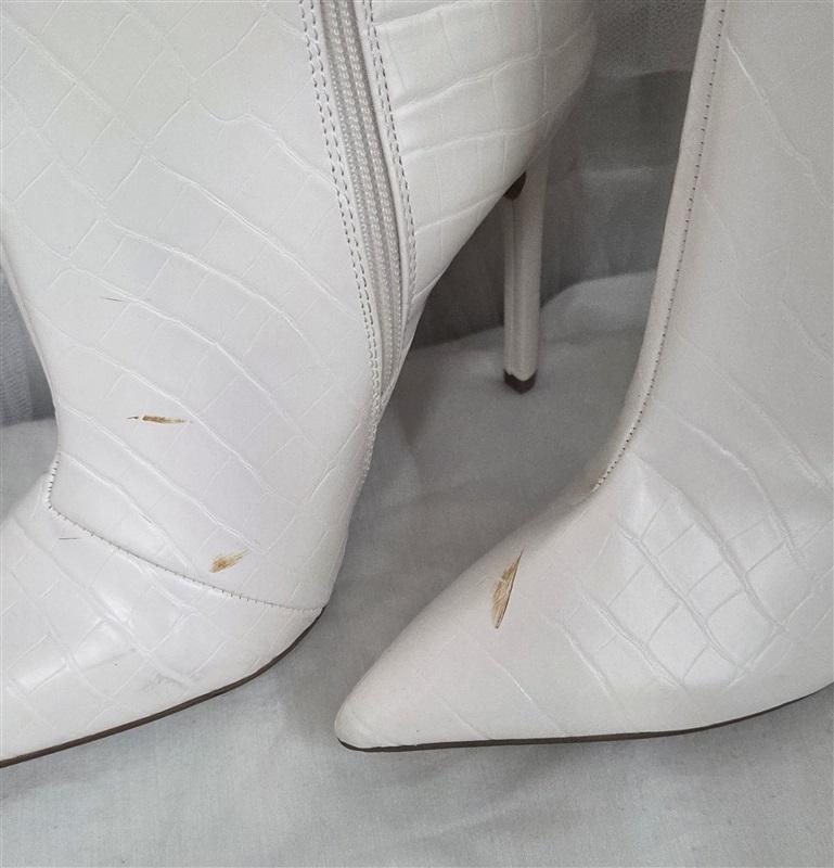 NWOTD Express 9 Knee High Stiletto's Heel Faux Crocodile Ivory Boots 125720
