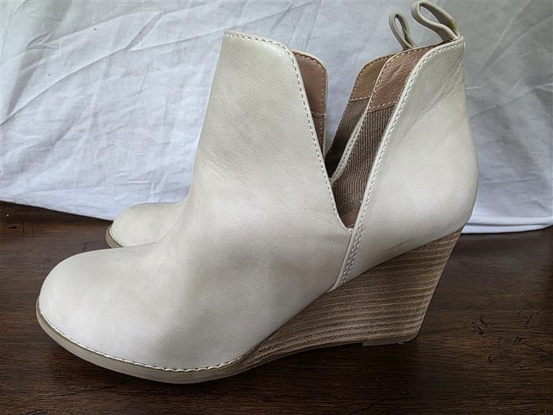 NWOT Report 8.5 Gabott Cut Out Ivory Booties Ankle Boots 130257