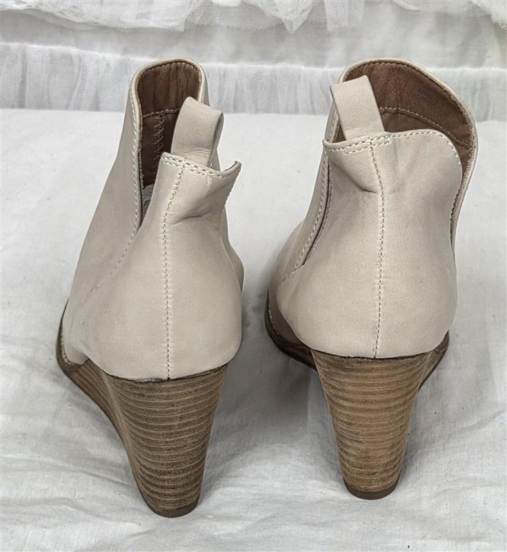 NWOT Report 8.5 Gabott Cut Out Ivory Booties Ankle Boots 130257