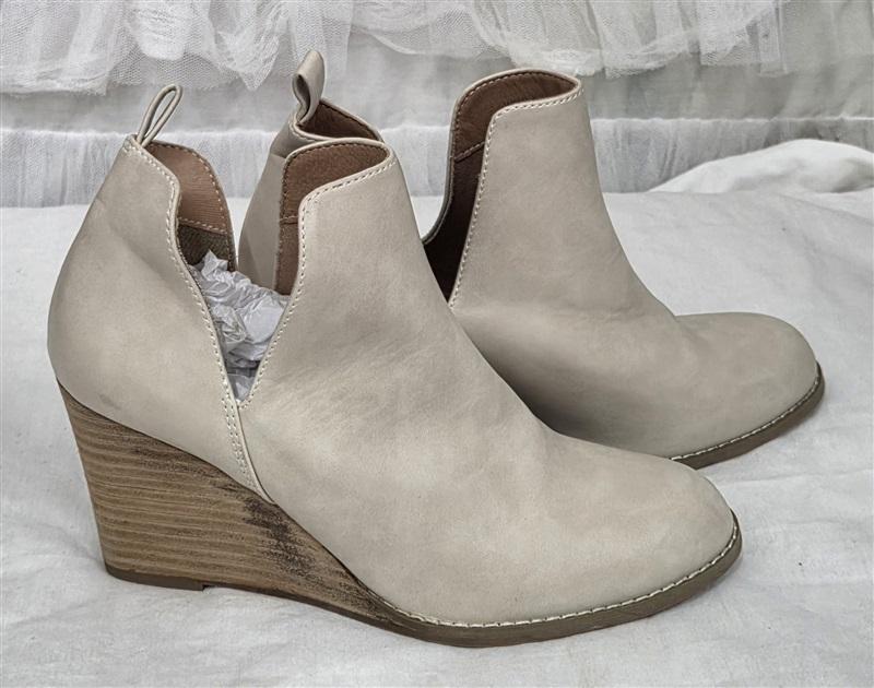 NWOT Report 8.5 Gabott Cut Out Ivory Booties Ankle Boots 130257