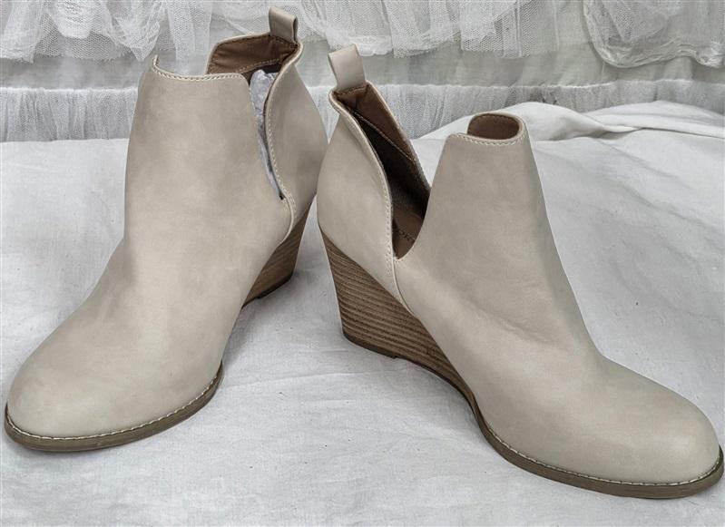 NWOT Report 8.5 Gabott Cut Out Ivory Booties Ankle Boots 130257
