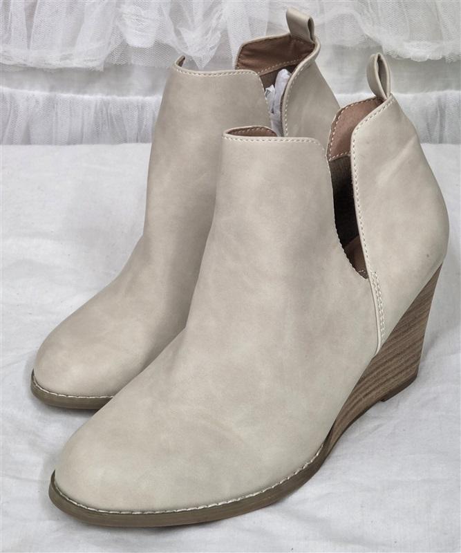 NWOT Report 8.5 Gabott Cut Out Ivory Booties Ankle Boots 130257