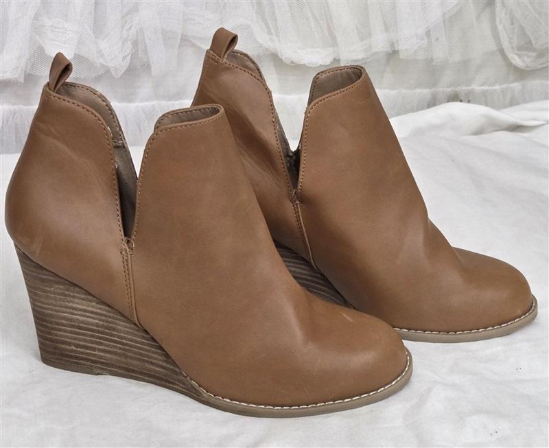 NWOT Report 9 Gabott Cut Out Brown Booties Ankle Boots 130258