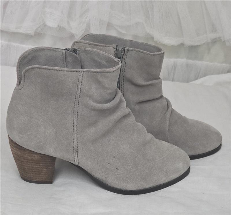 NWOT Diba 9 Gray Suede Stacked Heel Ankle Boots 130259