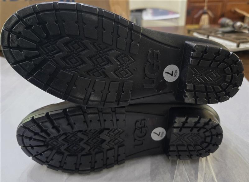 NWOT Ugg 7 Sienna Short Rain Boots Black Shiny 131125