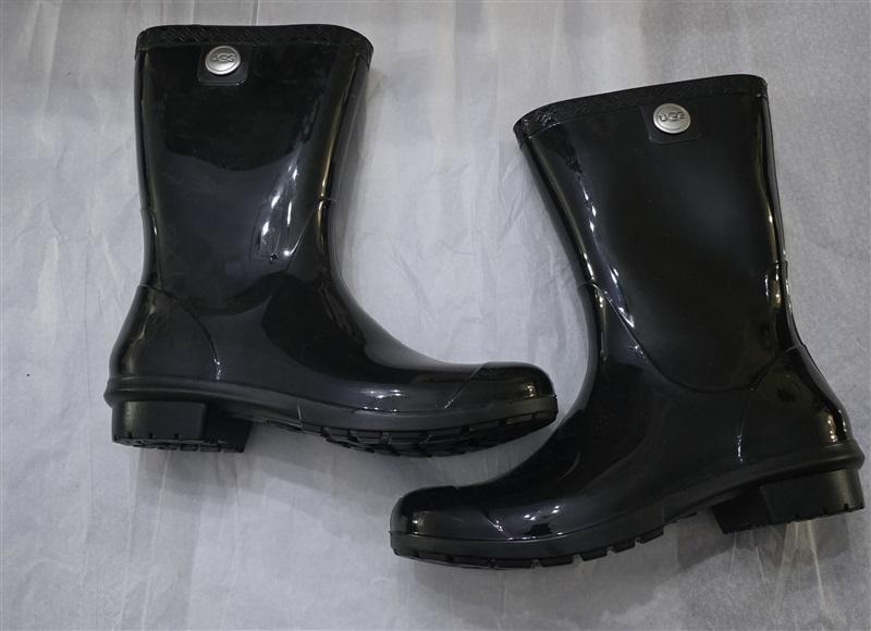 NWOT Ugg 7 Sienna Short Rain Boots Black Shiny 131125