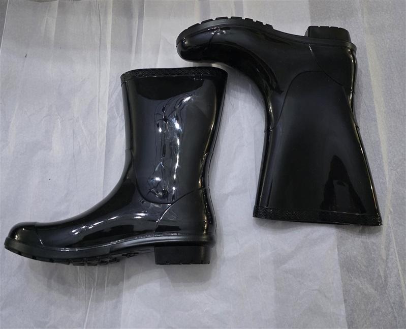 NWOT Ugg 7 Sienna Short Rain Boots Black Shiny 131125