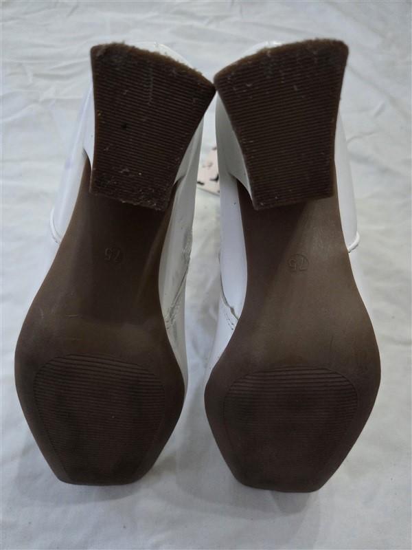 NWOT Chelsea 7.5 White Ankle Boots Faux Leather Zip Up 131440