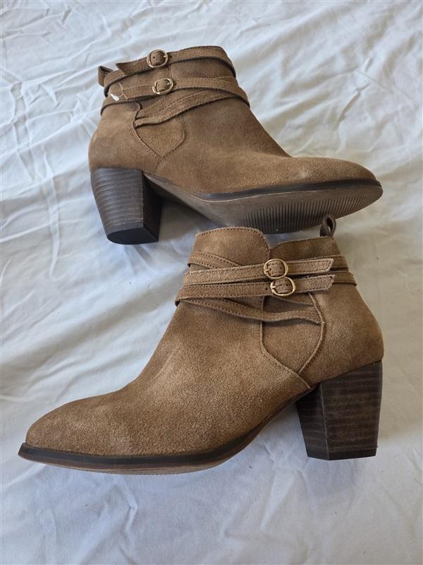 NWOT Diba 9.5 Tan Suede Strappy Stacked Heel Ankle Boots Booties 131444