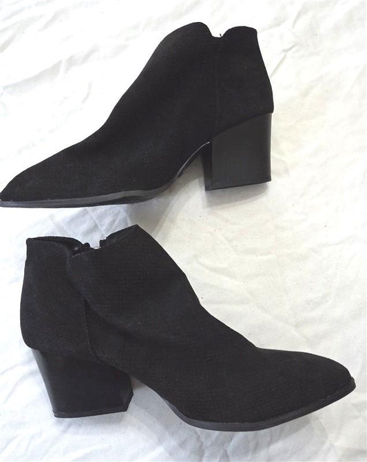 NWOT Qupid 8 Malone Black Dotted Faux Suede Ankle Boots 131448