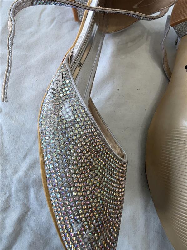 NWOT Badgley Mischka 6 Girls Rhinestone Studded Block Heeled Dress Shoe 131456