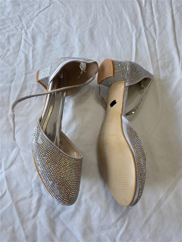 NWOT Badgley Mischka 6 Girls Rhinestone Studded Block Heeled Dress Shoe 131456