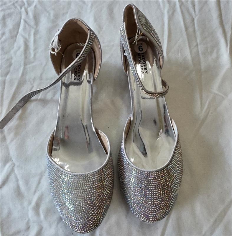 NWOT Badgley Mischka 6 Girls Rhinestone Studded Block Heeled Dress Shoe 131456
