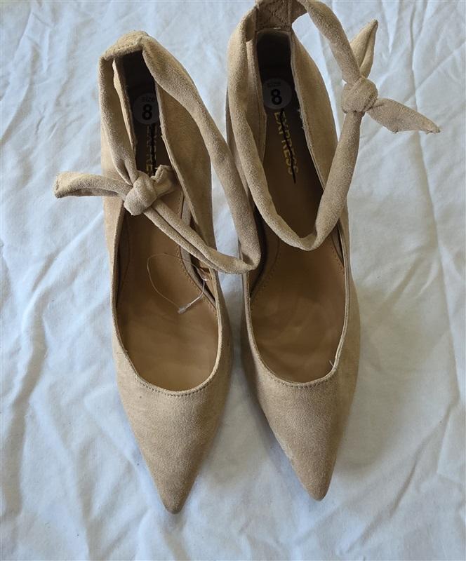 NWOT Express 8 Classic Pointed Toe Faux Suede Leather Tan Ankle Tie Pumps 131459