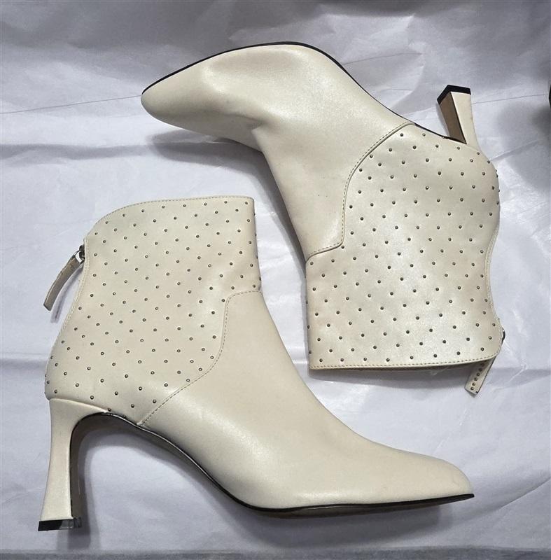 NWOT Adrienne Vittadini 8.5 Spike Heel Pointy Toe Ivory Ankle Stud Boot131460