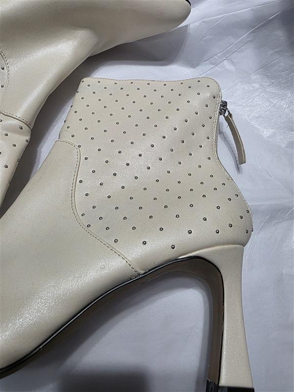 NWOT Adrienne Vittadini 8.5 Spike Heel Pointy Toe Ivory Ankle Stud Boot131460