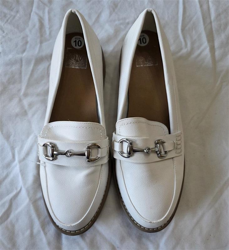 NWOT DV Dolce Vita 10 Lug Sole Horse Bit Leather Loafers Ivory 131461