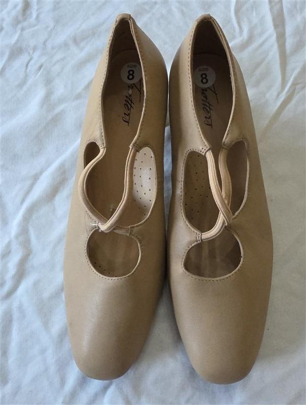NWOT Trotters 8 Beige Strappy Leather Pumps 131465