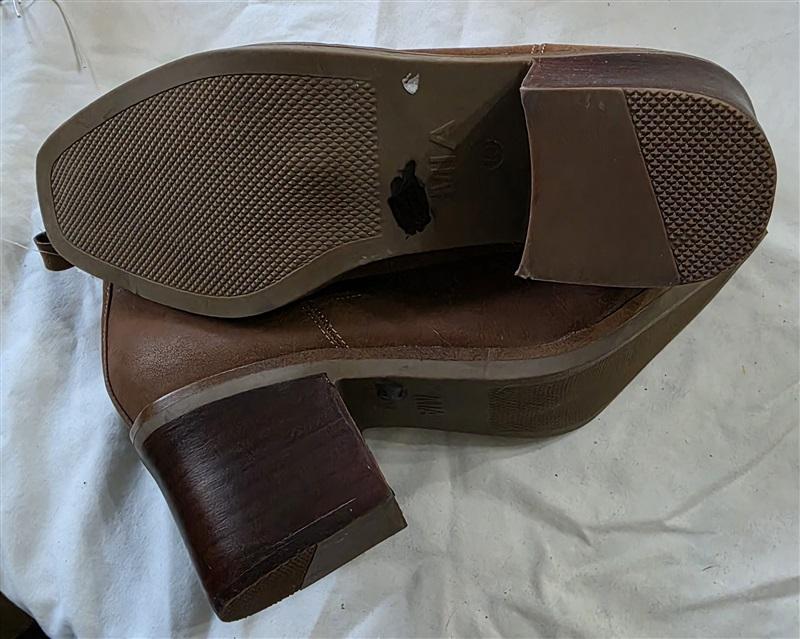 NWOT Mia 10 Eloise Faux Leather Brown Ankle Boots Stacked Heel 131489