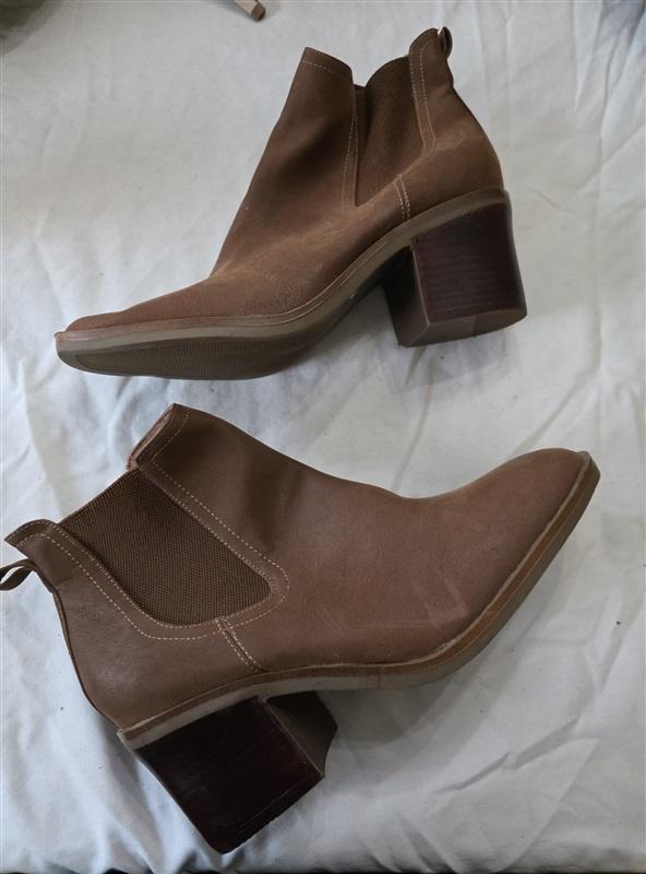 NWOT Mia 10 Eloise Faux Leather Brown Ankle Boots Stacked Heel 131489