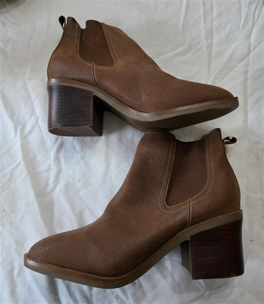 NWOT Mia 10 Eloise Faux Leather Brown Ankle Boots Stacked Heel 131489