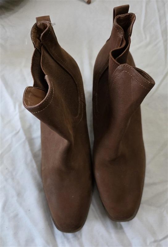 NWOT Mia 10 Eloise Faux Leather Brown Ankle Boots Stacked Heel 131489