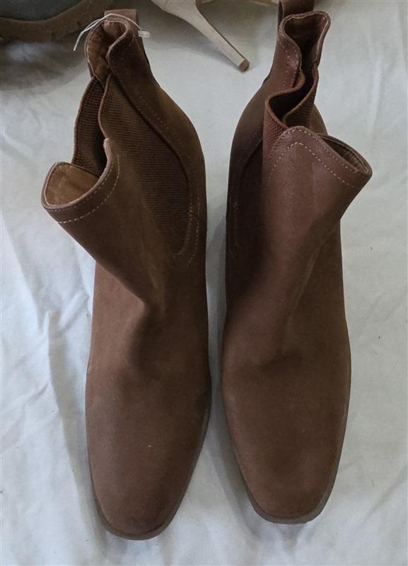 NWOT Mia 10 Eloise Faux Leather Brown Ankle Boots Stacked Heel 131489