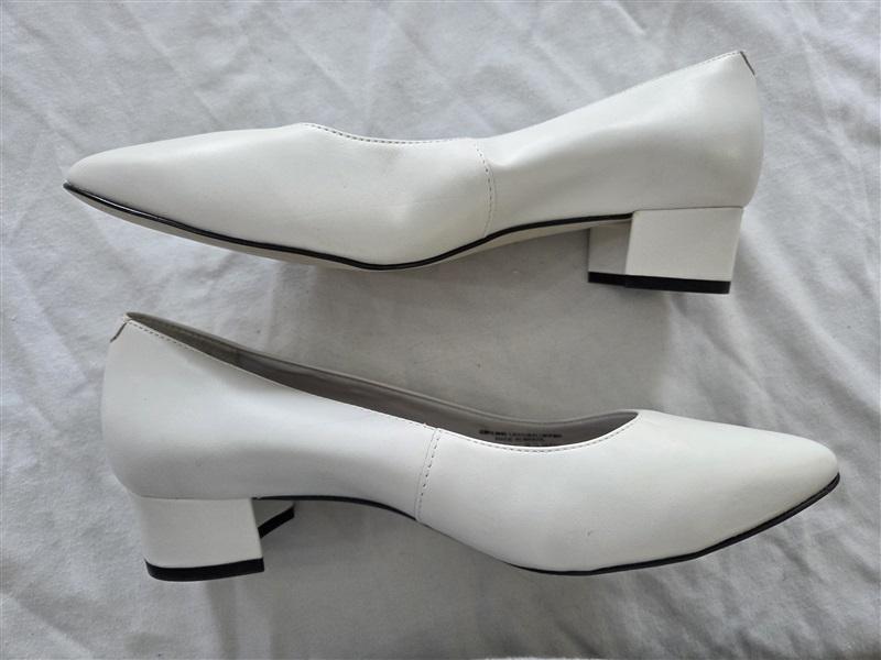 NWOTD Walking Cradles Meredith White Leather Pump 131713