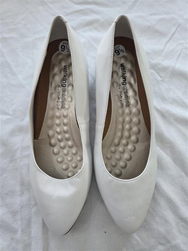 NWOTD Walking Cradles Meredith White Leather Pump 131713