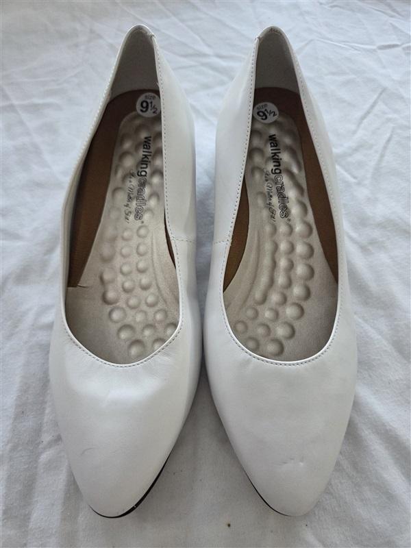 NWOTD Walking Cradles Meredith White Leather Pump 131713