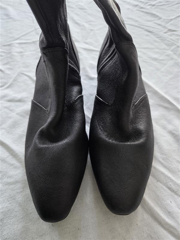 NWOT Passports 8 Leather Low Heel Black Slouch Boots 131735