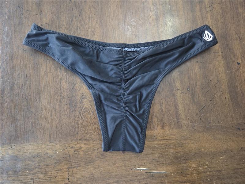 NWOT Volcom Simply Solid XS Black Ruched Cheeky Bikini Swim Bottoms 131888
