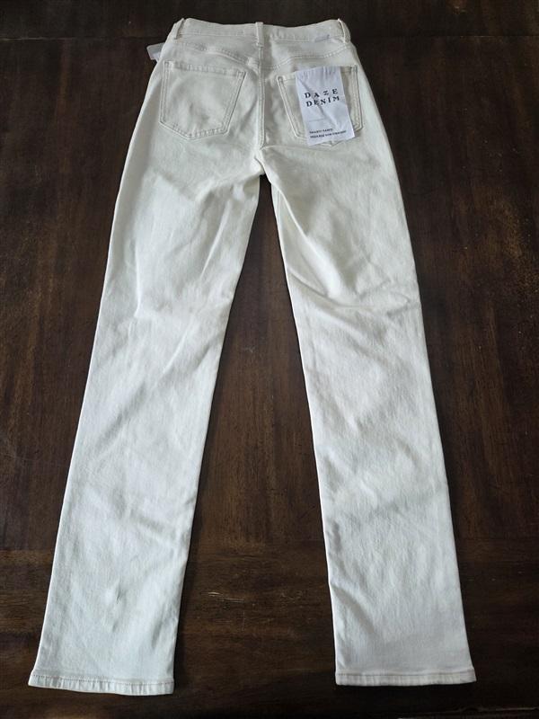 NWT Daze 24 Smarty Pants Straight Jean Cream 132007