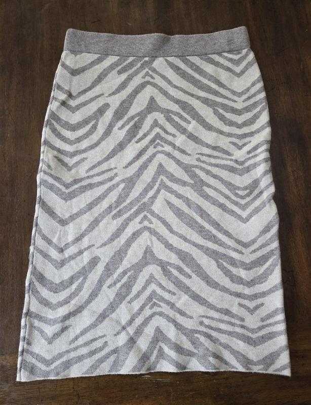 NWOT Carmen Marc Valvo M Beige Zebra Stripe Pencil Skirt Knit 132008