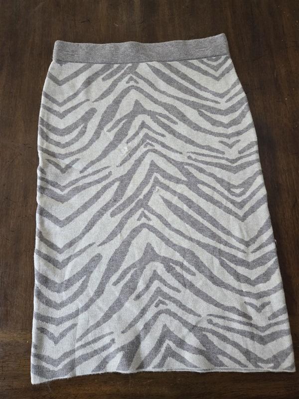 NWOT Carmen Marc Valvo M Beige Zebra Stripe Pencil Skirt Knit 132008