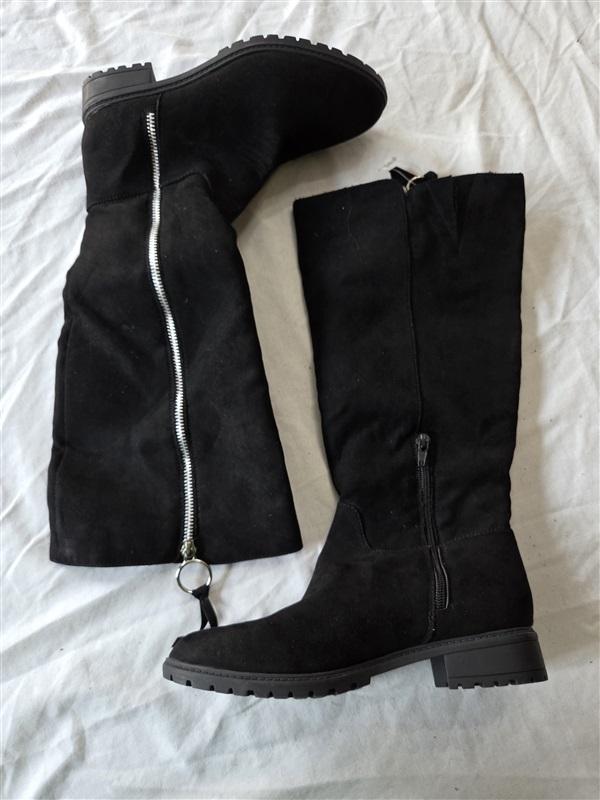 NWOT Sugar 6 Hayzel Black Faux Suede Knee High Round Toe Lug Sole 132165