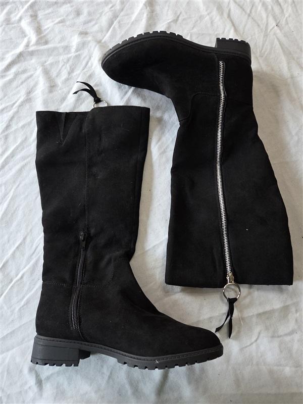 NWOT Sugar 6 Hayzel Black Faux Suede Knee High Round Toe Lug Sole 132165