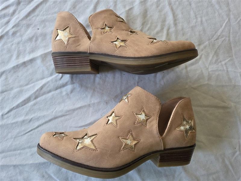 NWOT Seven 6 Austin Boot Beige Gold Stars Booties 132166
