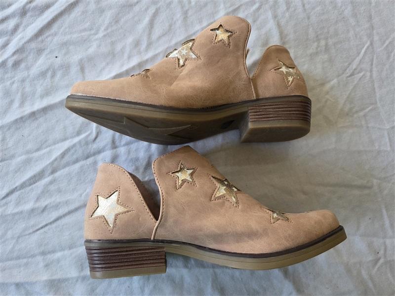 NWOT Seven 6 Austin Boot Beige Gold Stars Booties 132166