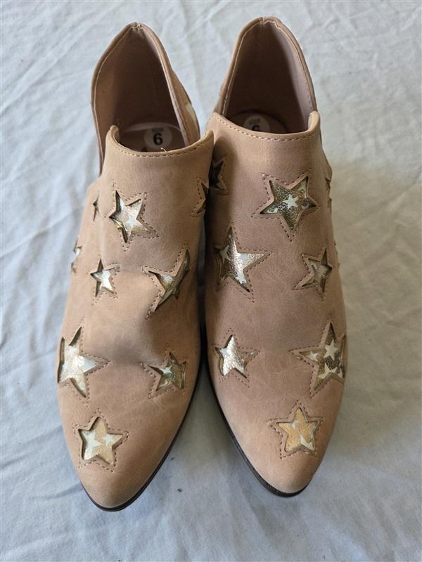 NWOT Seven 6 Austin Boot Beige Gold Stars Booties 132166