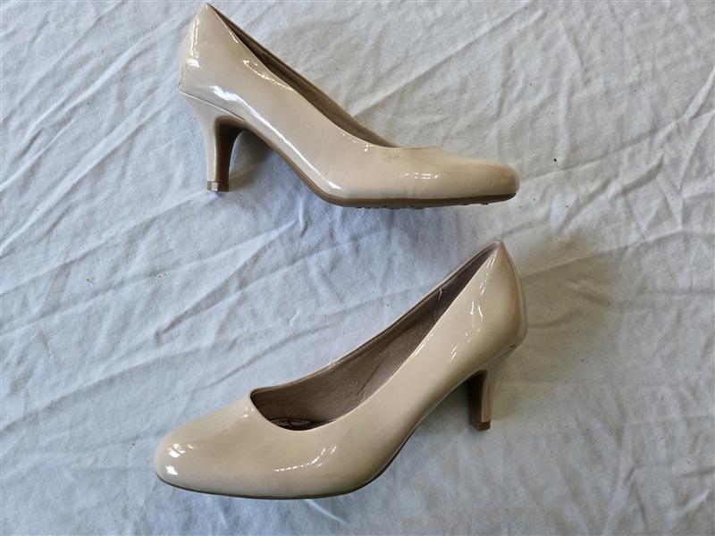 NWOT Life Stride 6.5 Soft System Tan Patented Leather Pumps 131702